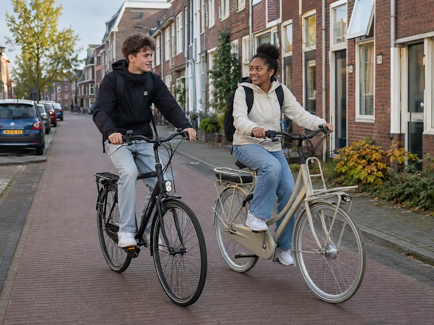 Scholieren fietsen ’s ochtends door een woonwijk in Zaandam op weg naar school | Zaandam Citybikes